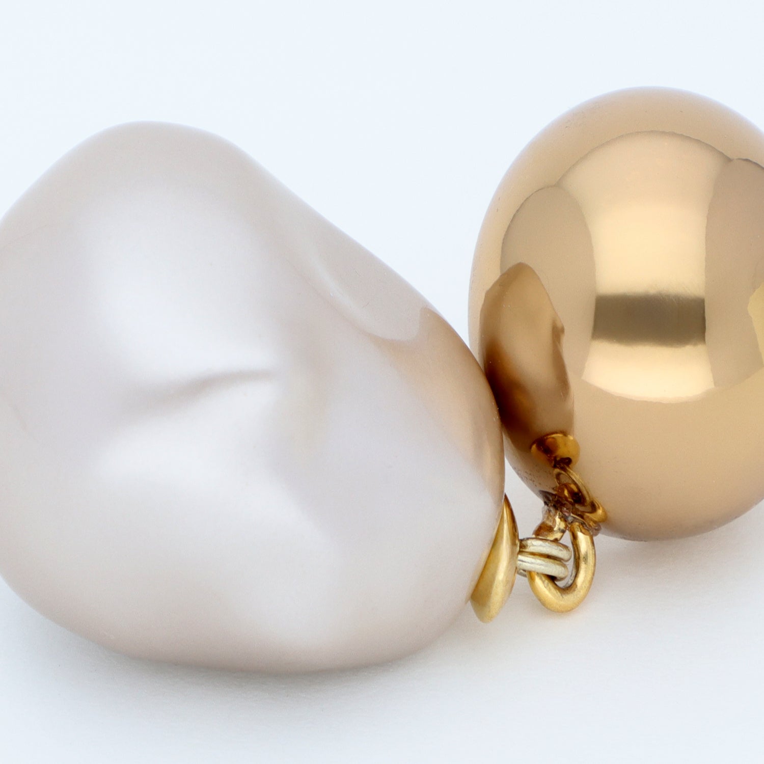 VB X Jennifer Knäble Big Organic Pearl Earring with Gold Champagner Pearl - Vanessa Baroni