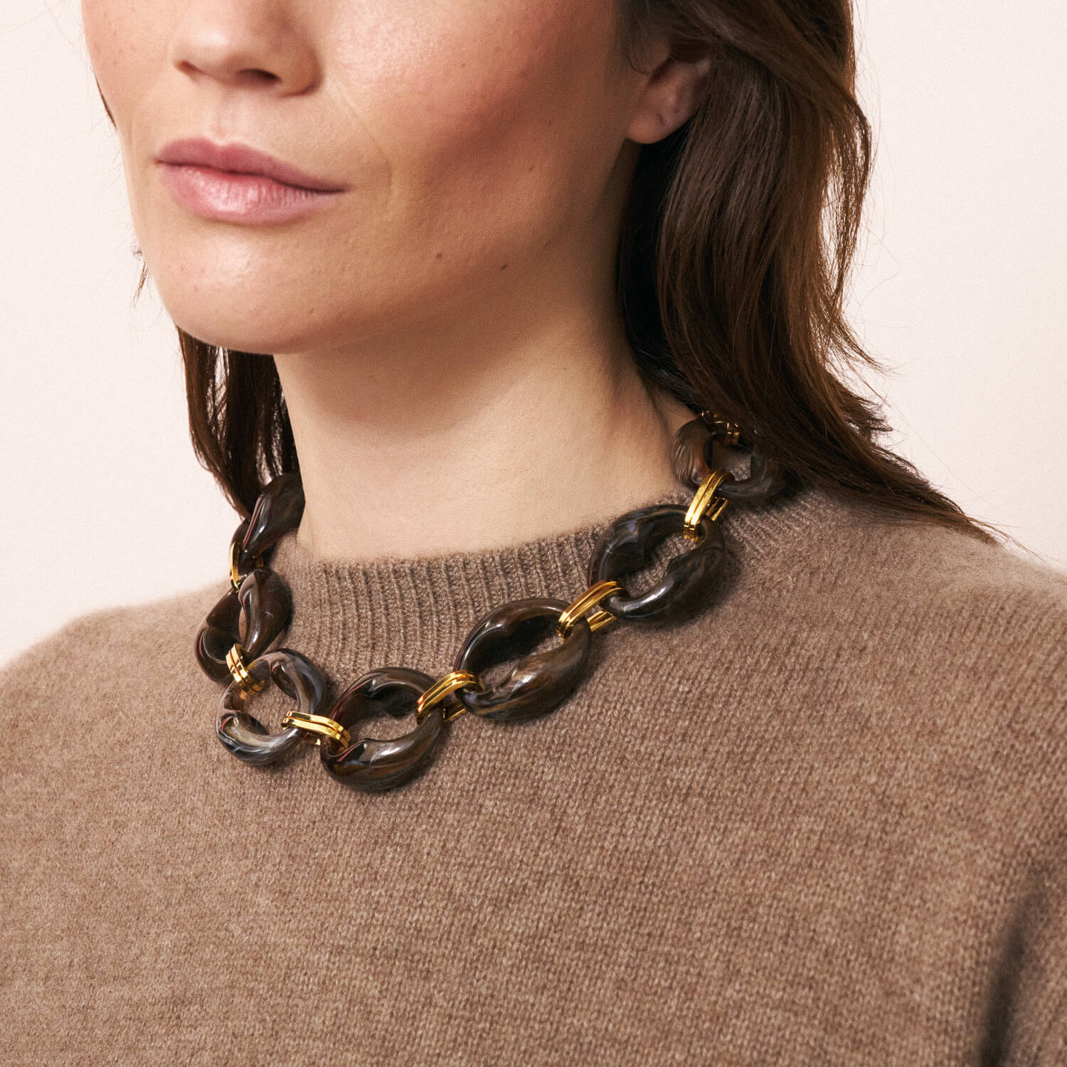 Turtle Necklace Short Dark Brown Marble - Vanessa Baroni